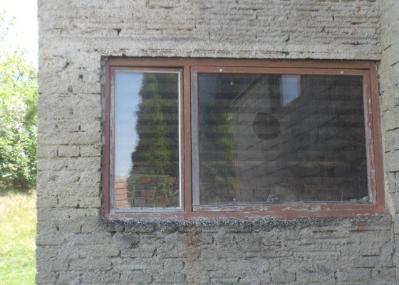 Zateplení štítu domku, výměna okna a omítnutí zdi.