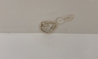 Oprava stropu v koupelne a dalsi male sanace omitky v byte - stav před realizací