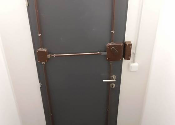 Zabezpečení dveří do komory