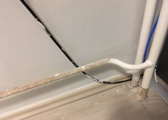 Odstranění litinového radiatoru v kuchyni v bytovém domě - stav před realizací