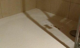 Výměna prasklé vaničky sprchového koutu - stav před realizací