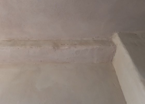 Oprava zdí a stropů v domě - přefilcování hliněné omítky - stav před realizací