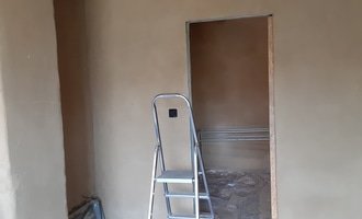 Oprava zdí a stropů v domě - přefilcování hliněné omítky - stav před realizací
