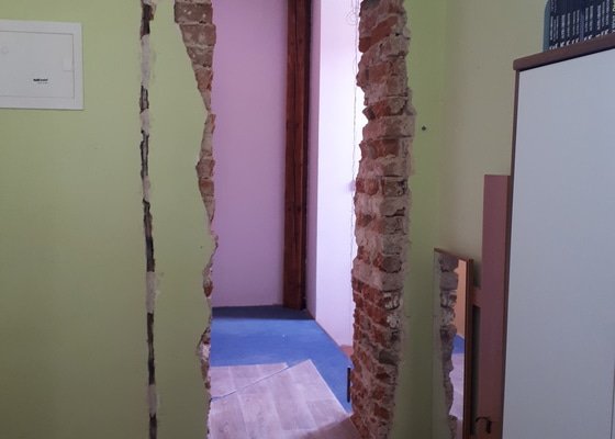 Omítka kolem dveřního prostupu ve stěně tl. 45 cm