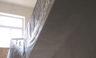Malování chodby domu + opálení linkrusty