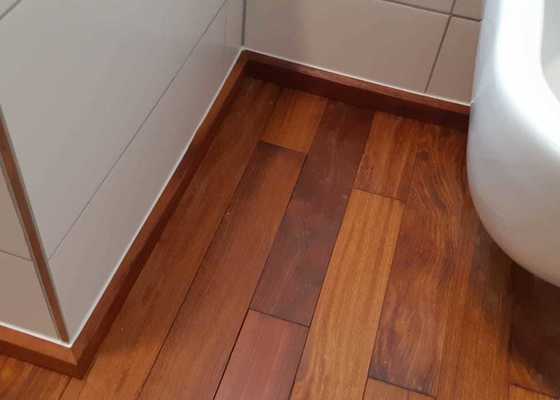 Exotické dřevo- obklad koupelny i podlaha
