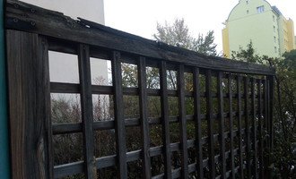 Vyhotovení dřevěné mříže - dělícího plotu, demontáž starého, montáž nového - stav před realizací