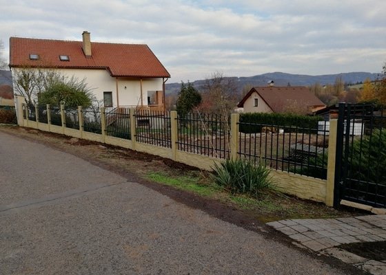 Stavba plotu ze štípaných tvarovek s plotovými dílci (dřevěné nebo kovové). Délka cca 35 m i s bránou a brankou.