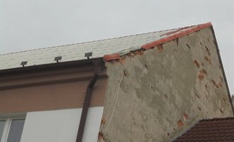 Oprava plechové sřechy na štítu, spadlo 1 kus oplechování+ nadzvednutí střechy-malé - stav před realizací