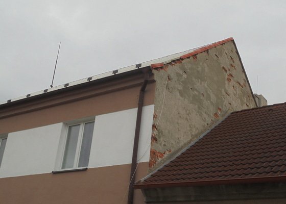 Oprava plechové sřechy na štítu, spadlo 1 kus oplechování+ nadzvednutí střechy-malé - stav před realizací