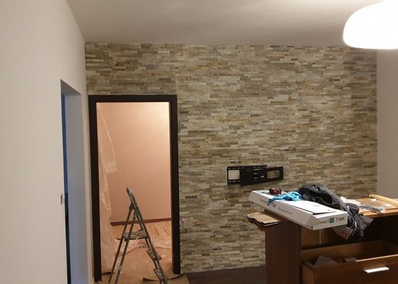 Obložení obývací stěny mozaikou