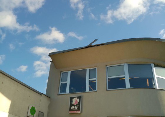 Opravit oplechování střechy, poškozené větrem. - stav před realizací