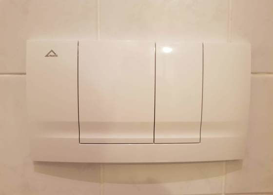 Instalace panelu s tlačítky na splachování na WC