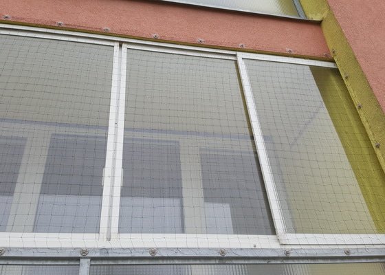 Zasíťování zaskleného balkonu (zvýšené přízemí) proti pádu kočky