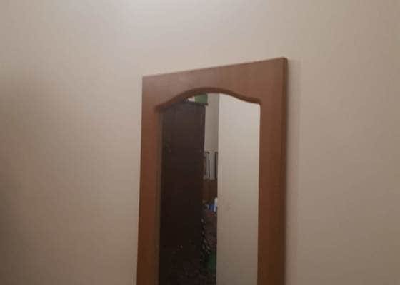 Zavěšení zrcadla v koupelně a na chodbě