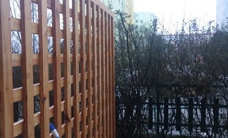 Vyhotovení dřevěné mříže - dělícího plotu, demontáž starého, montáž nového
