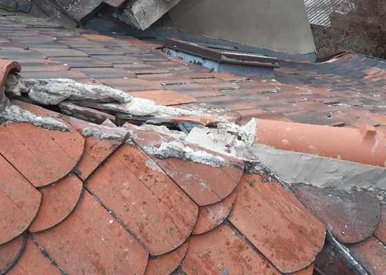 Oprava hřebenu střechy