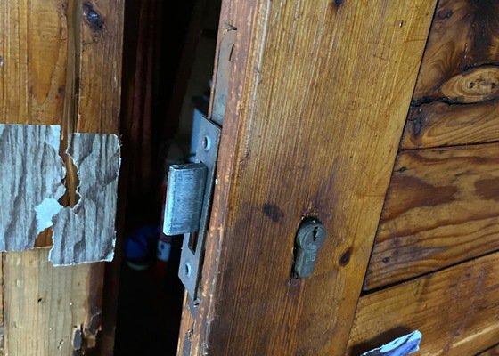 Výměna zámků u dvou (2) dveří chatky + oprava dveří