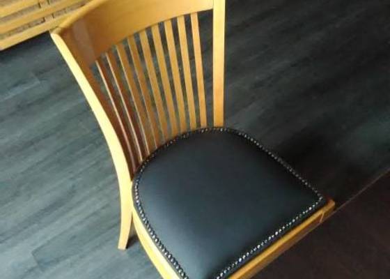 Potažení sedáků židlí v restauraci, centrum Praha