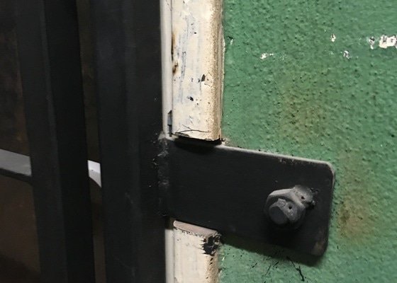 Odmontování mříže ze dveří (+ ideálně namontování na jiné dveře)