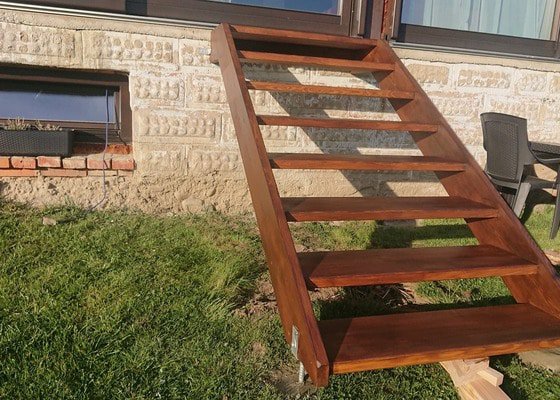 Dřevěné venkovní schodiště bez zábradlí