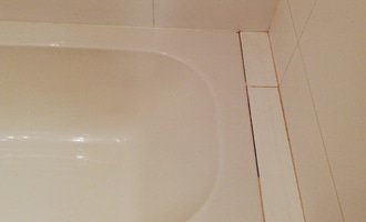 Obklady koupelna - popraskane spary - stav před realizací