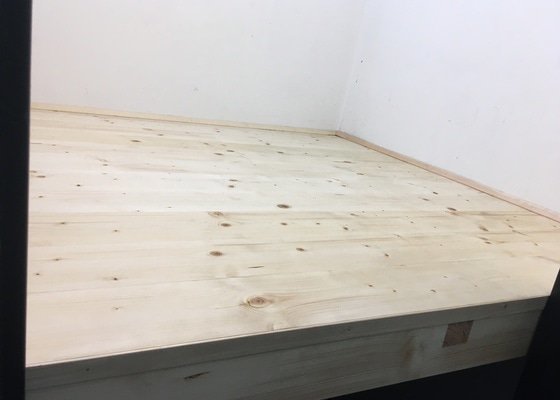 Stavba dřevěného patra v komoře