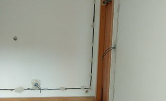 Zednické práce po provedení elektroinstalace v panelovém bytě