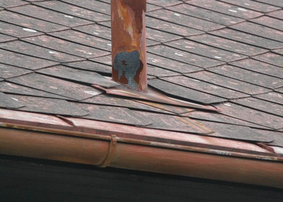 Výměna okapových žlabů, údržba prvků na okraji střechy