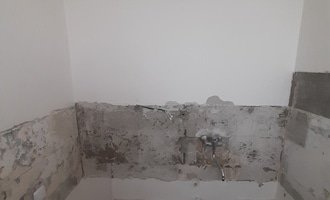 Zarovnání zdi a vymalovani - stav před realizací