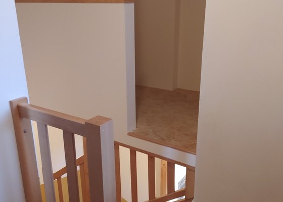 Dřevěné patro nad schody v bytě