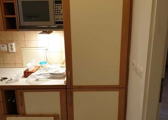 Výměna vestavěné chladničky s úpravou dveří - stav před realizací