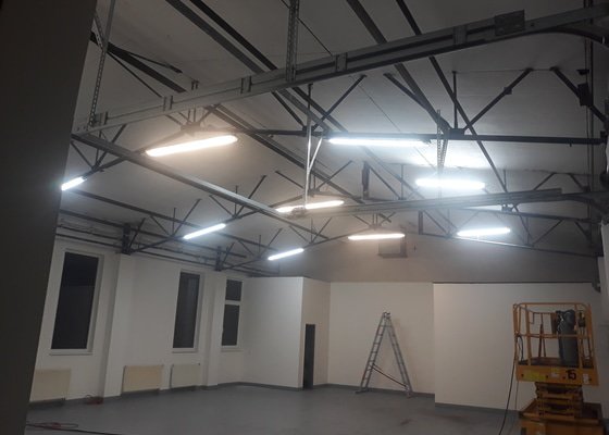 Sádrokartonový strop menší průmyslové haly podlahová plocha 150m2.