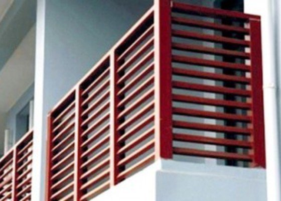Nové dřevěné (nebo WPC) zábradlí na 2 balkony.