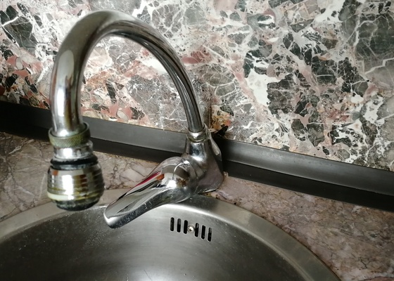 Výměna kuchyňské vodovodní baterie + kontrola přívodních hadic a sifonů v bytě