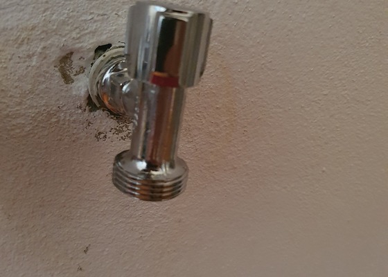 Oprava stěnového přípoje vodovodu v bytě - stav před realizací
