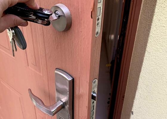 Výměna zámků bezpečnostních dveří a normálních zámků