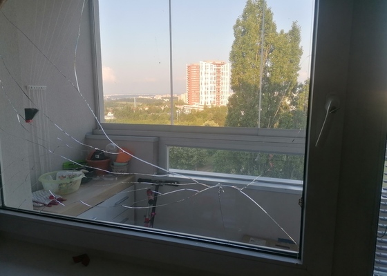 Rozbité sklo okna a výměna žaluzií
