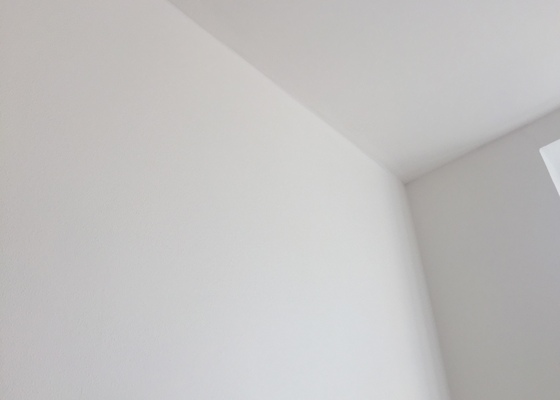 Zatmelení prasklin mezi stropem a zdí (cca 70m)