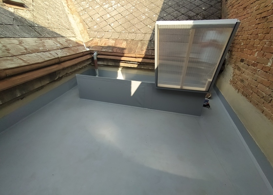 Oprava hydroizolace beton.podlahy venkovního prostoru -"dvorku" v1.patře-mezi domy.