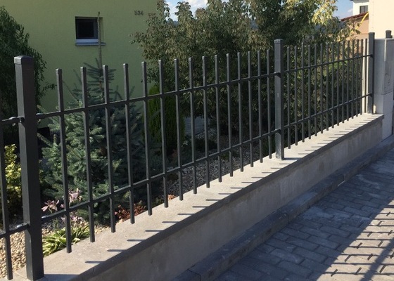 Úprava parkovacího stání, chodníčku a výstavba předního plotu