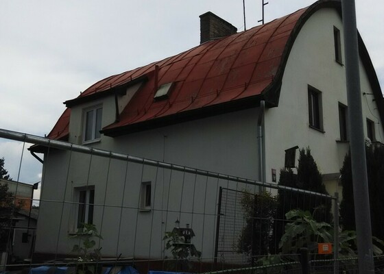 Natřít plechovou střechu rod. domu a výměna střešního okna - stav před realizací