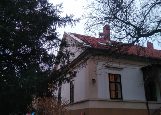 Rozsáhlá rekonstrukce střechy fary Evangelické církve v Libčicích nad Vltavou.