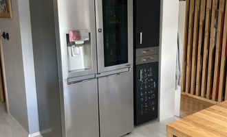 Kuchyňské skříňky kolem lednice - stav před realizací