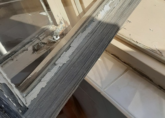 Rekonstrukce a lakování křídel dřevěných špaletových oken
