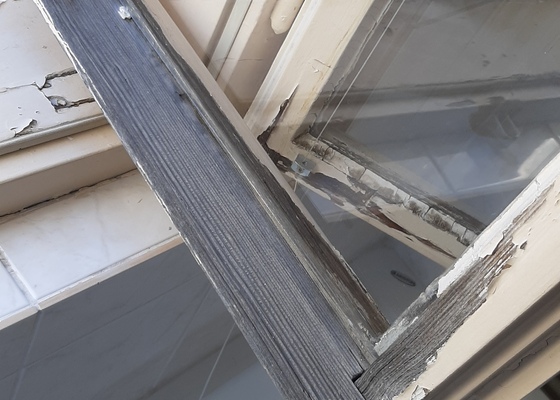 Rekonstrukce a lakování křídel dřevěných špaletových oken