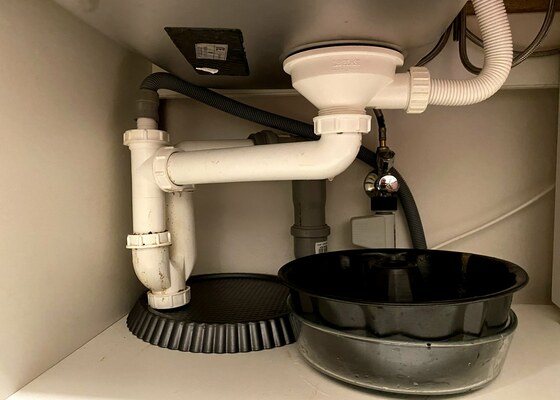 Výměna sifonu / potrubí pod umyvadlem v kuchyni - stav před realizací
