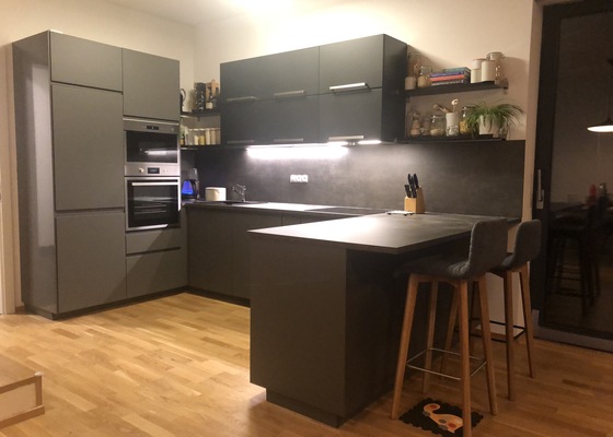 Montáž pracovní desky a nástěnného panelu v kuchyni (IKEA)