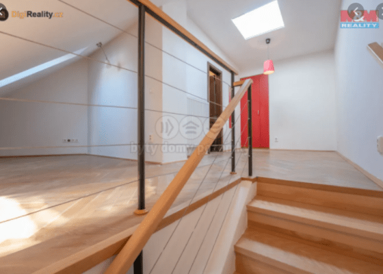 Renovace drevenej podlahy v byte o veľkosti plochy podlahy cca 50 m2