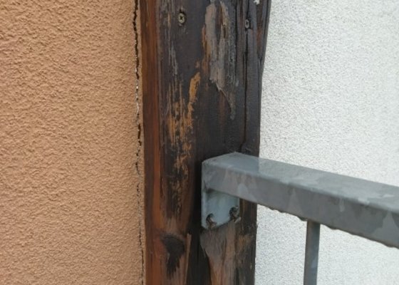 Výměnu dřevěného trámku, přichycení balkónového zábradlí - stav před realizací